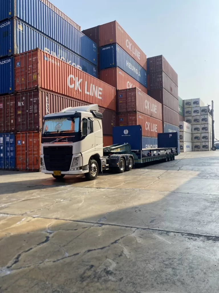 รถเทรลเลอร์ขนย้ายเครื่องจักรหนัก ท่าเรือแหลมฉบัง