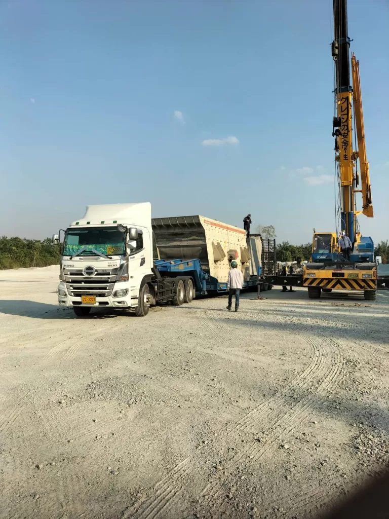 รถเทรลเลอร์ขนย้ายเครื่องจักรหนัก ท่าเรือแหลมฉบัง