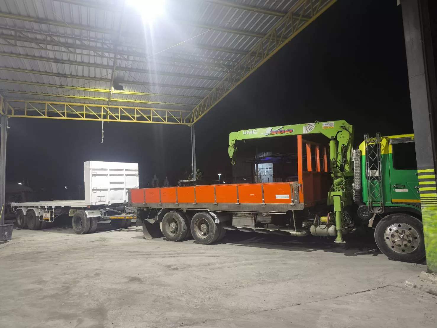 รถเทรลเลอร์พ่วงติดเครนรับจ้าง ระยอง – บริการขนส่งหนักระดับมืออาชีพ โดย TFY TRANSPORT